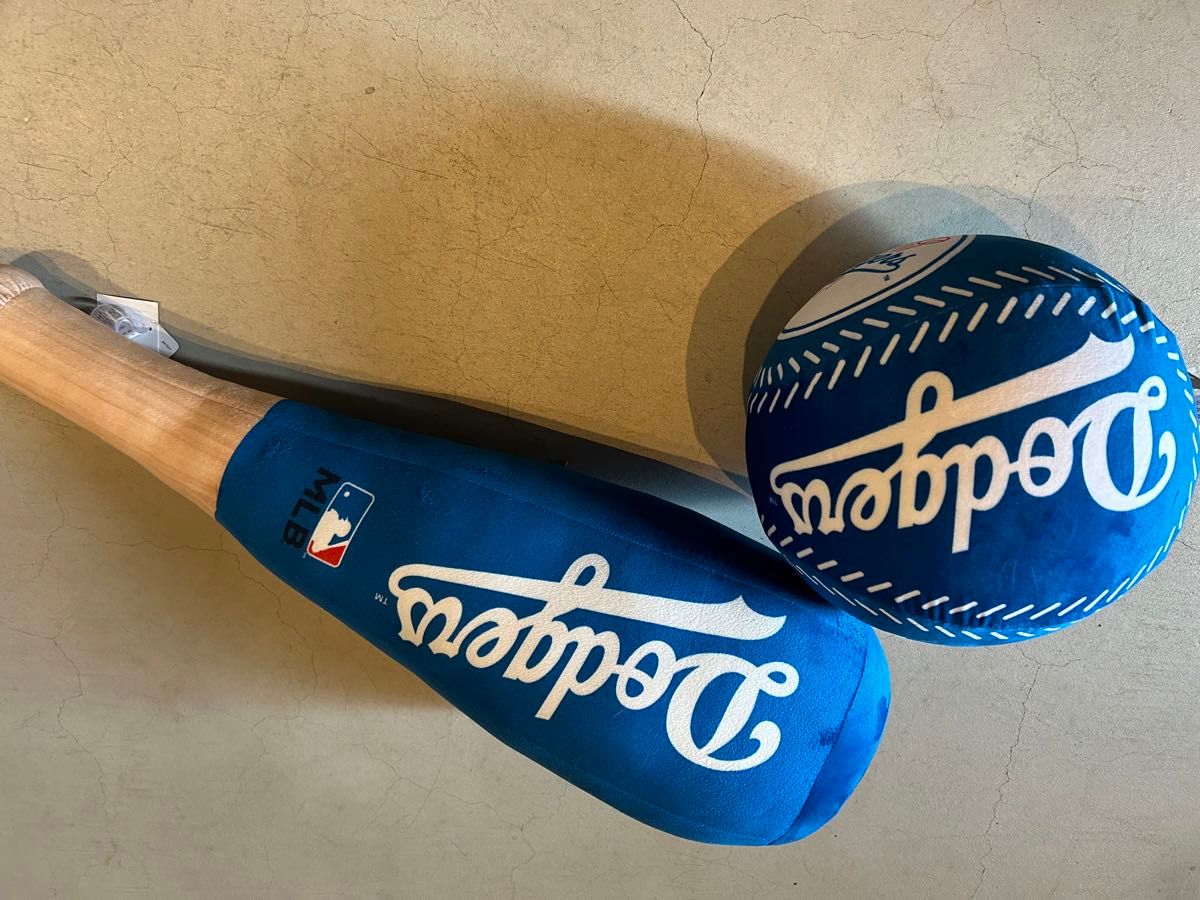 大谷翔平選手所属MLB ドジャース ボール&バット クッション 新品 大谷翔平選手所属MLB ドジャース ボール&バット クッション 新品