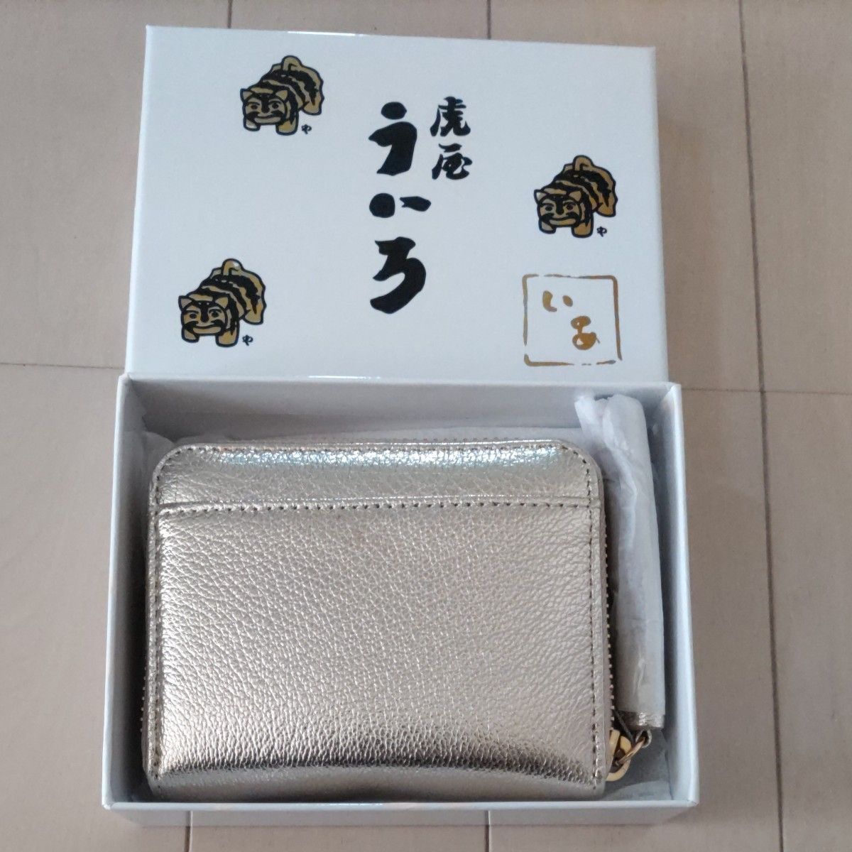 虎屋ういろ × イアパピヨネ コラボ ジャバラ 二つ折り 財布 虎屋ういろ × イアパピヨネ コラボ ジャバラ 二つ折り 財布