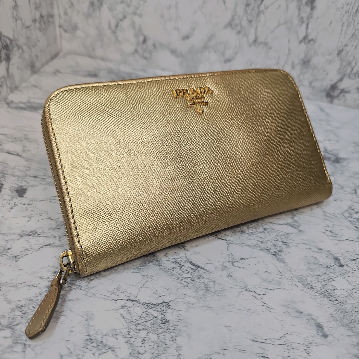 プラダ　PRADA　長財布　ラウンドジップ　ゴールド　金