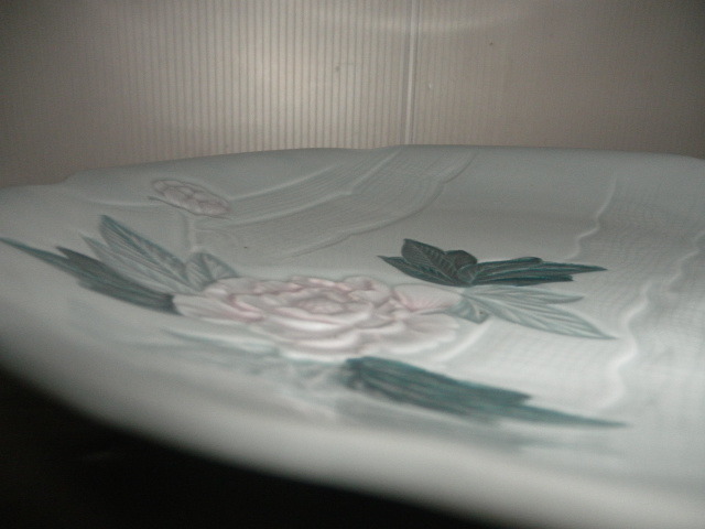 ＠＠昭和レトロ　青磁 青白磁　皿　径25cm　花の絵　陽刻紋様　アンティーク　コレクション_画像3