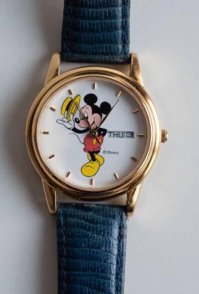 送料無料。Mickey Mouseの日付け曜日表示のQuartzの時計です。