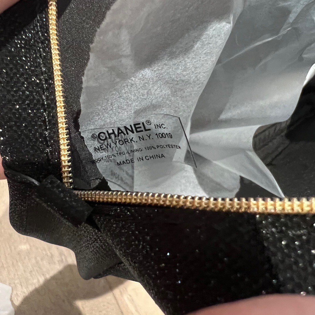 CHANEL】ノベルティ ポーチ ゴールドチェーン付き 長さ調節可能 CHANEL】ノベルティ ポーチ ゴールドチェーン付き 長さ調節可能
