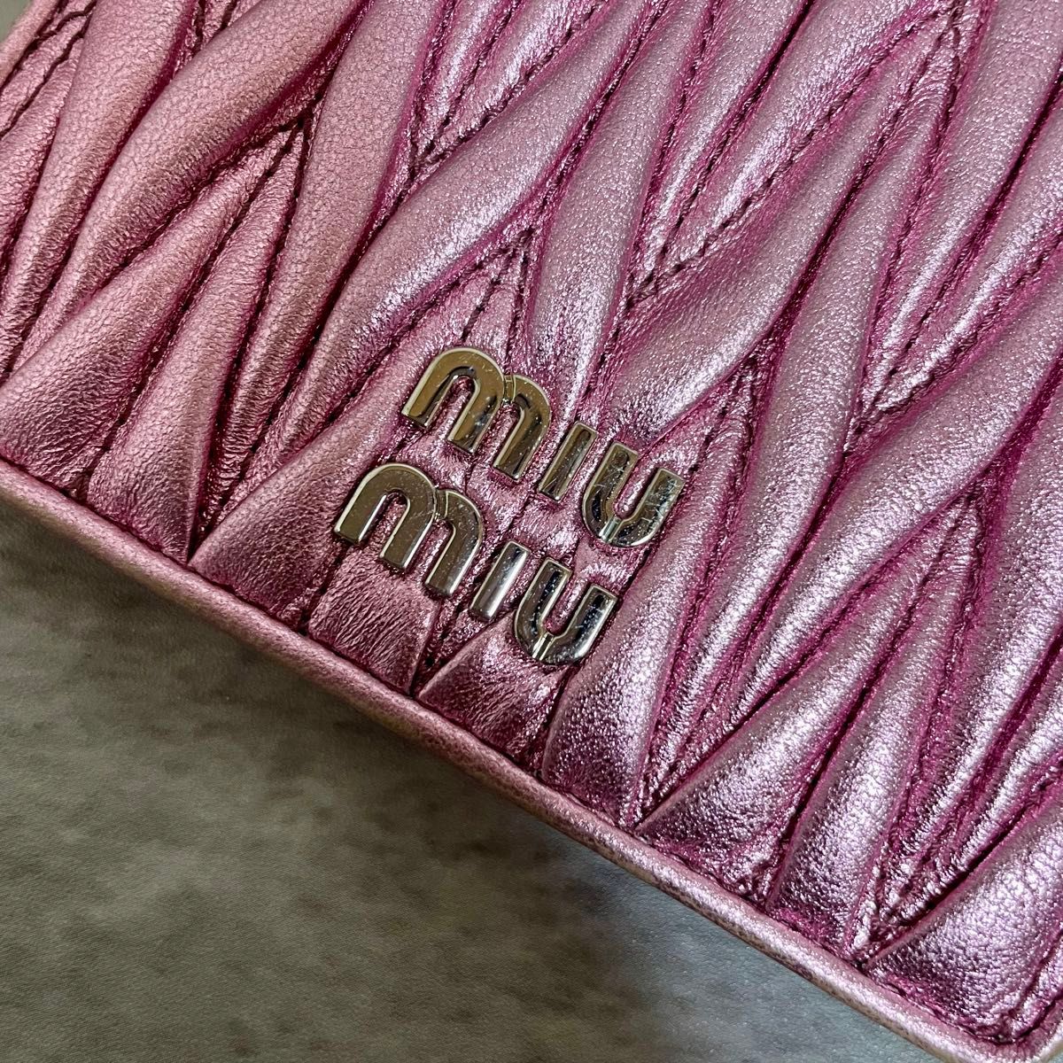 miumiu ミュウミュウ 新ロゴ マテラッセ 二つ折り ピンク 財布 miumiu ミュウミュウ 新ロゴ マテラッセ 二つ折り ピンク 財布