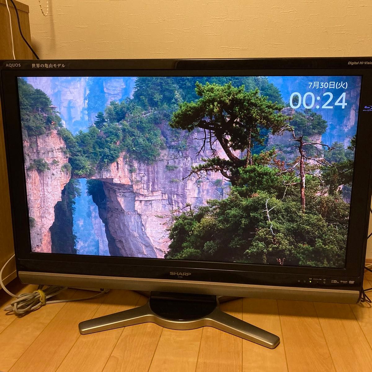 37型 液晶カラーテレビ シャープ 世界の亀山モデル AQUOS 37型 液晶カラーテレビ シャープ 世界の亀山モデル AQUOS