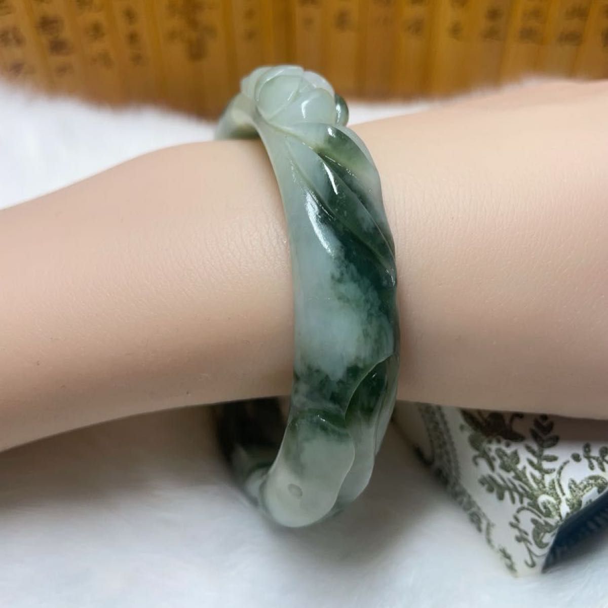 57 5mm)天然石 【岫玉-職人手彫刻蓮花】軟玉翡翠 バングル 57 5mm)天然石 【岫玉-職人手彫刻蓮花】軟玉翡翠 バングル