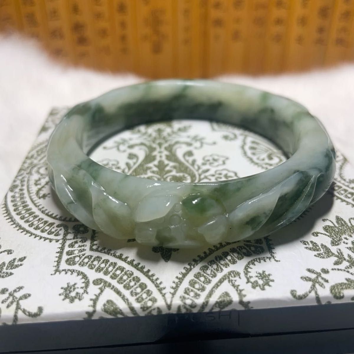 57 5mm)天然石 【岫玉-職人手彫刻蓮花】軟玉翡翠 バングル 57 5mm)天然石 【岫玉-職人手彫刻蓮花】軟玉翡翠 バングル