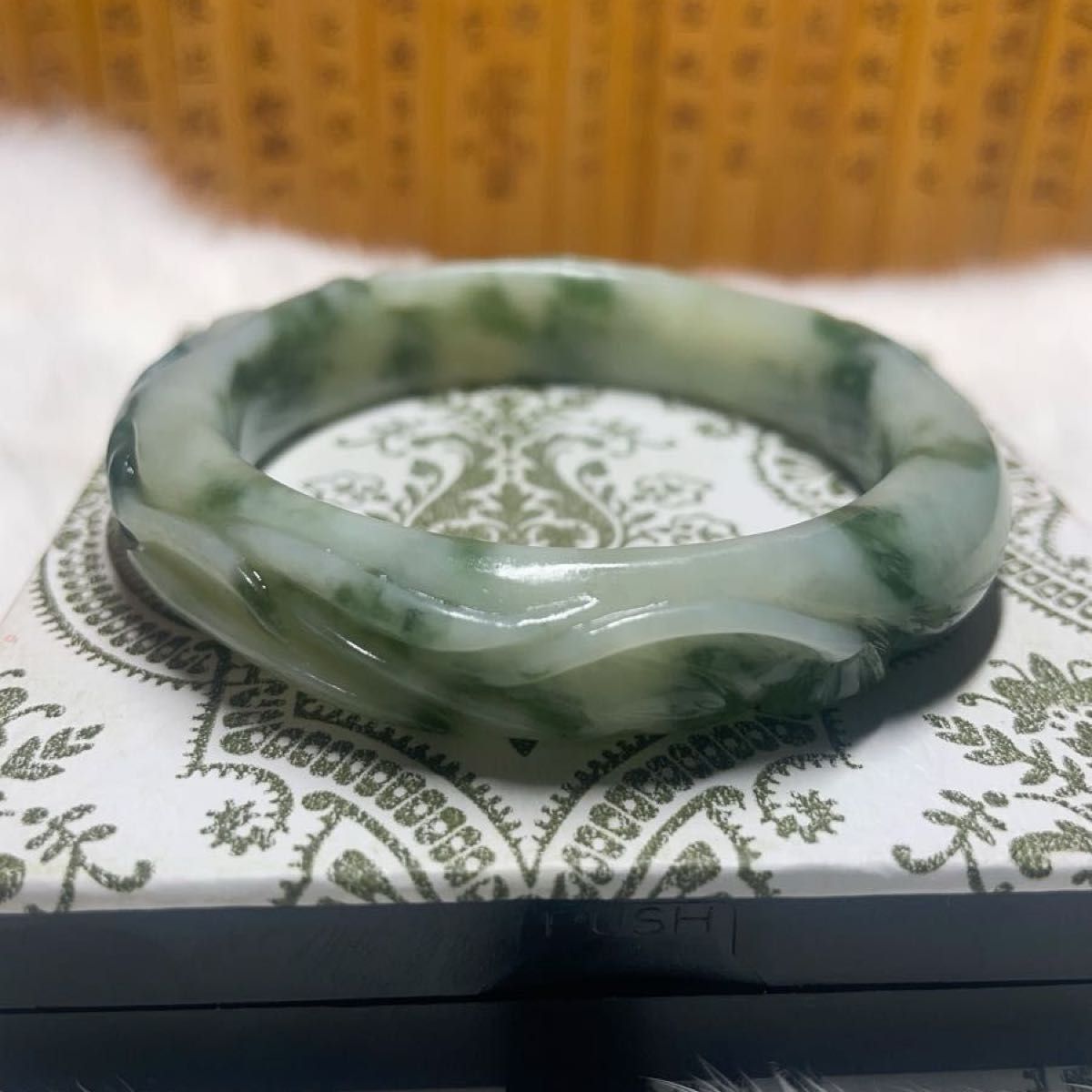 57 5mm)天然石 【岫玉-職人手彫刻蓮花】軟玉翡翠 バングル 57 5mm)天然石 【岫玉-職人手彫刻蓮花】軟玉翡翠 バングル