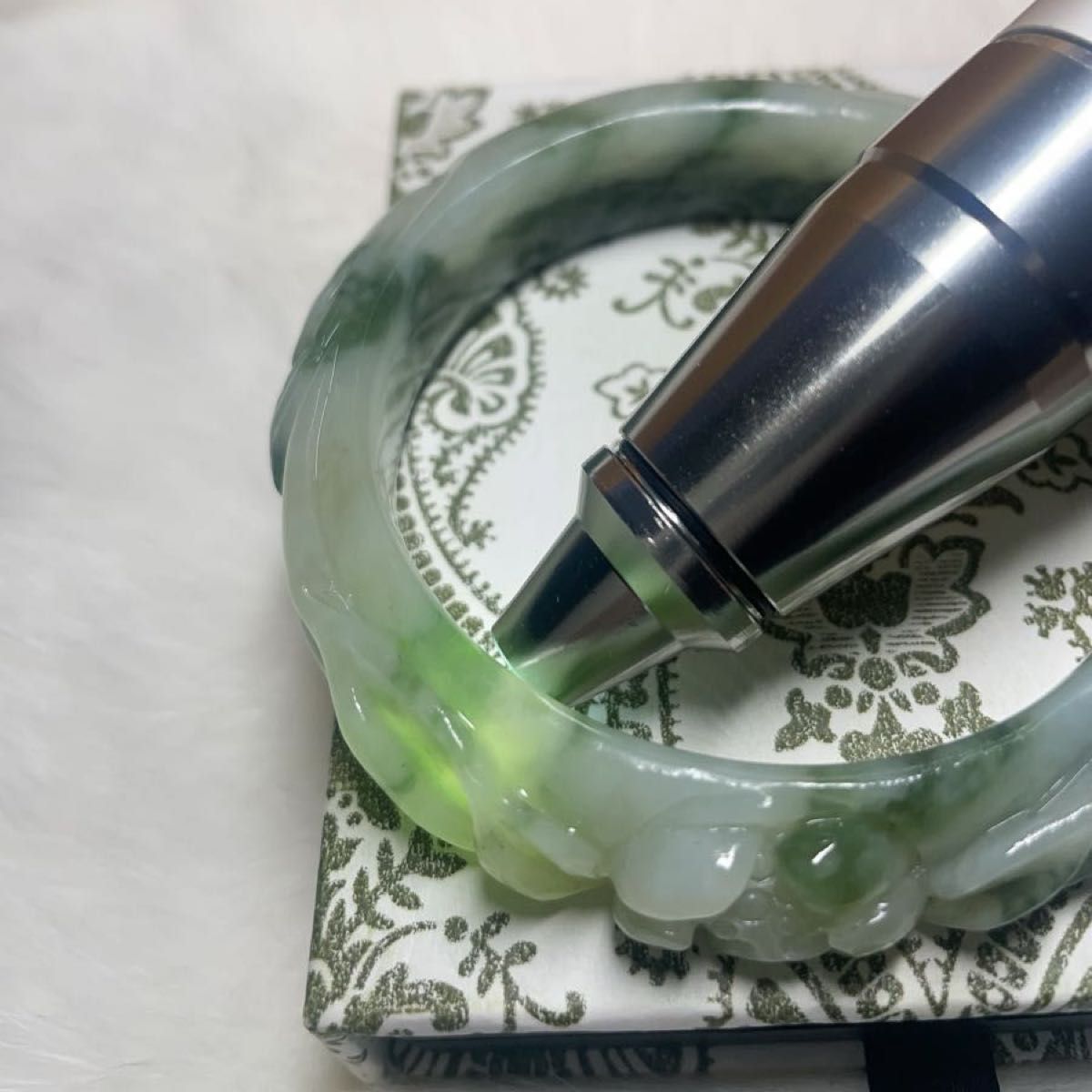 57 5mm)天然石 【岫玉-職人手彫刻蓮花】軟玉翡翠 バングル 57 5mm)天然石 【岫玉-職人手彫刻蓮花】軟玉翡翠 バングル