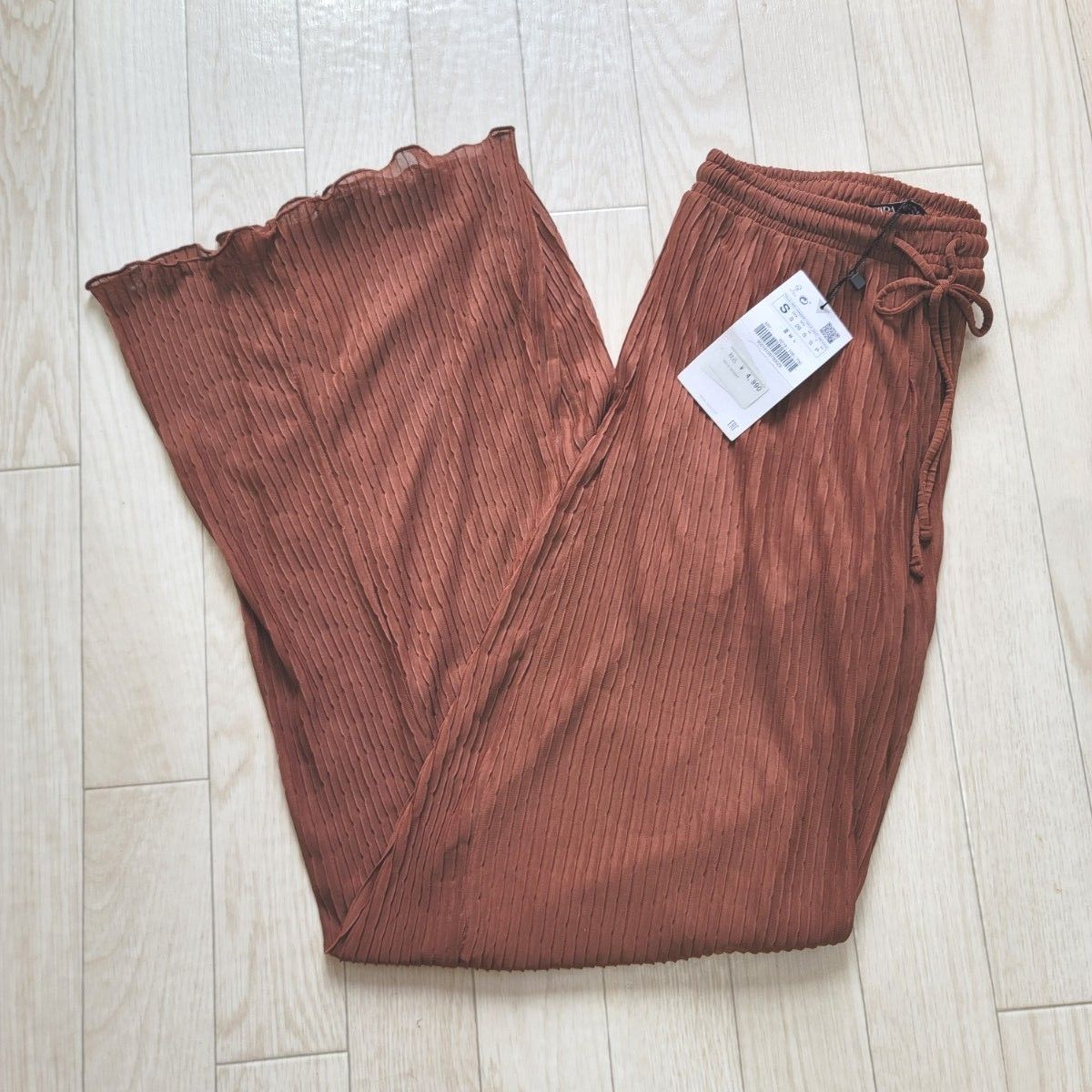 半額セール 【新品】 ZARA 春 裏地付き ザラプリーツパンツ