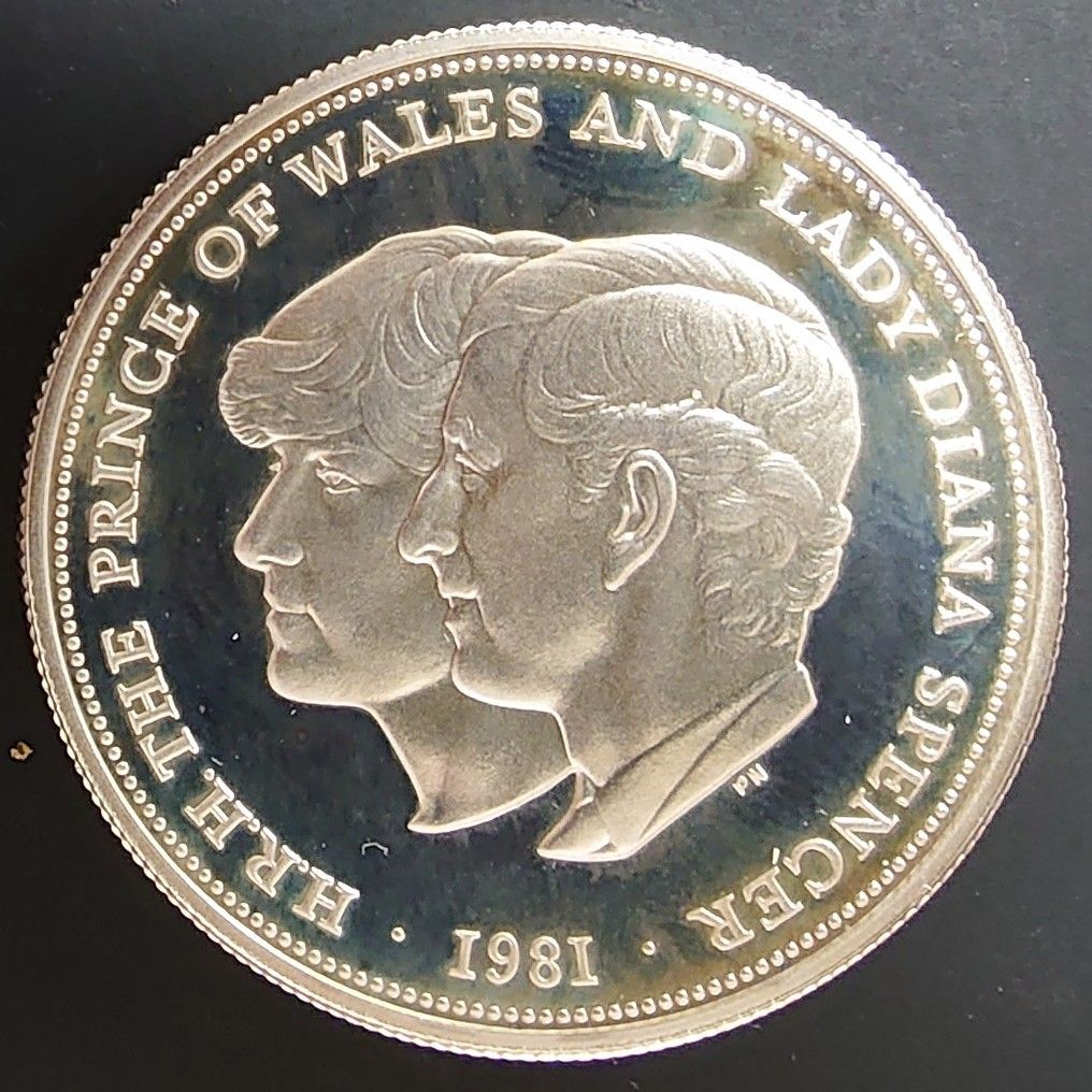 超特価SALE開催! 1981年 イギリス銀貨 チャールズ皇太子&ダイアナ妃御成婚記念 工芸ガラス