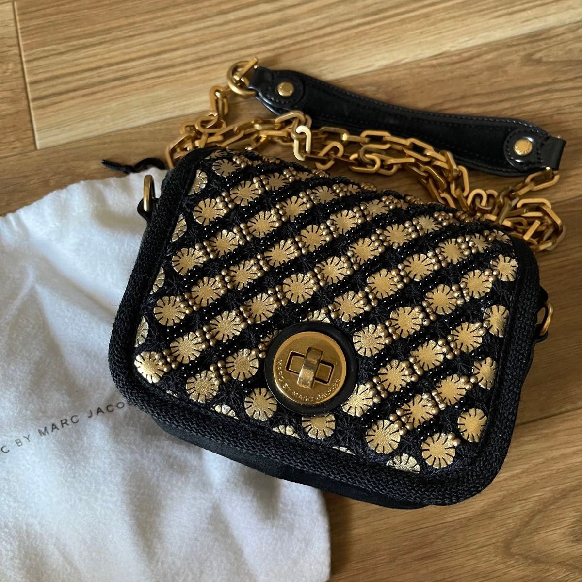 美品】MARC BY MARC JACOBS スウェードチェーンバッグ ゴールド 美品】MARC BY MARC JACOBS スウェードチェーンバッグ ゴールド