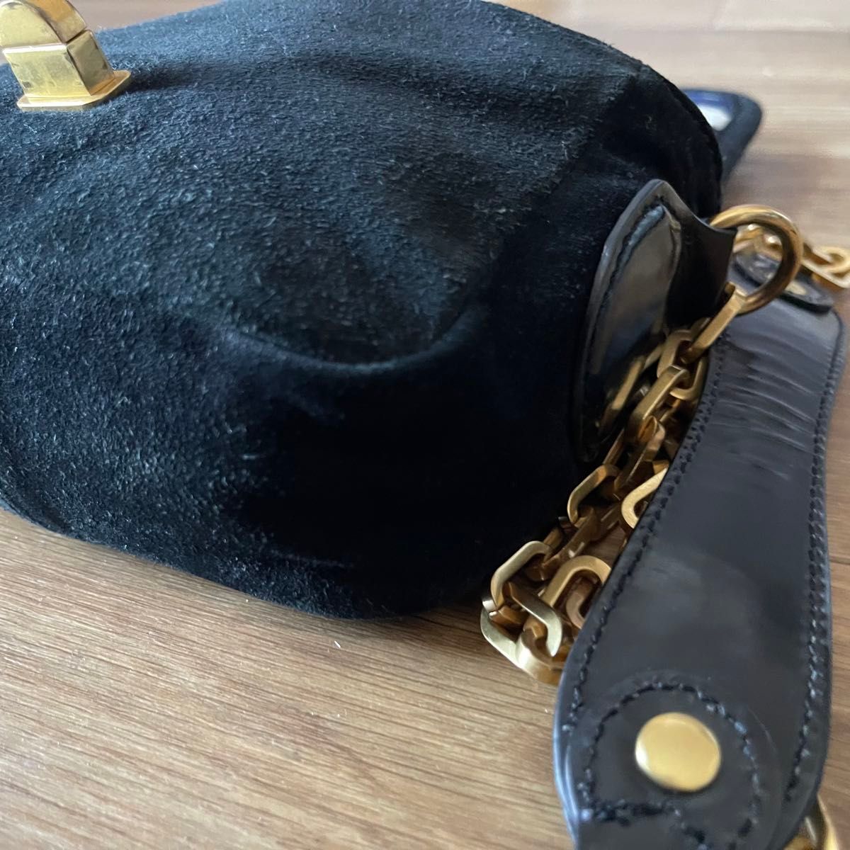 美品】MARC BY MARC JACOBS スウェードチェーンバッグ ゴールド 美品】MARC BY MARC JACOBS スウェードチェーンバッグ ゴールド