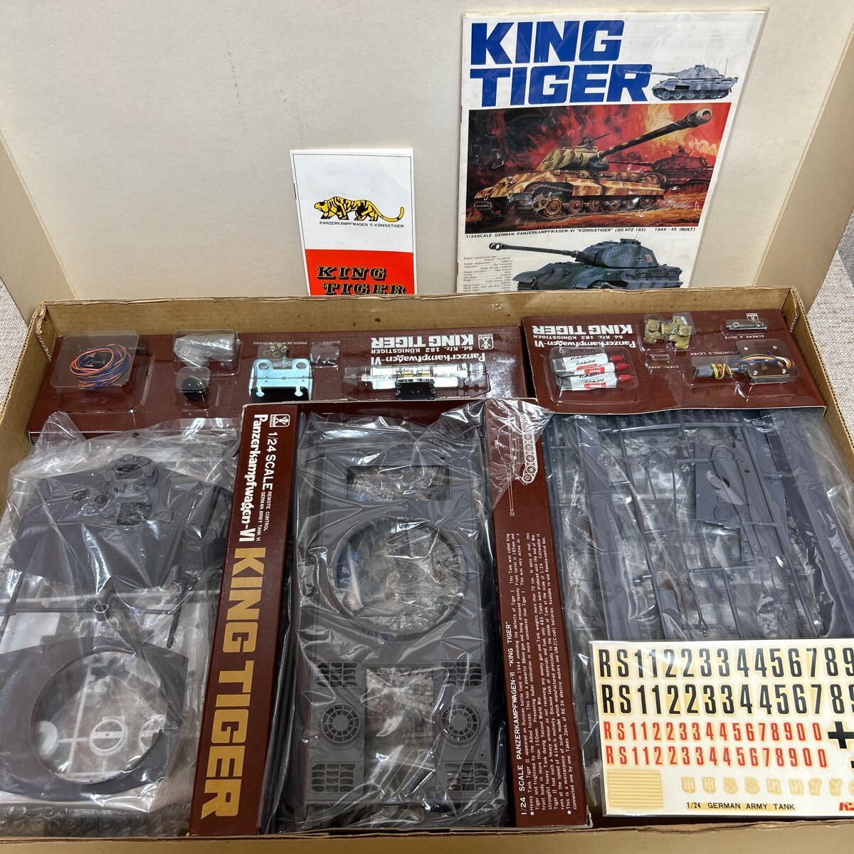 ジャーマングレイ色になります。