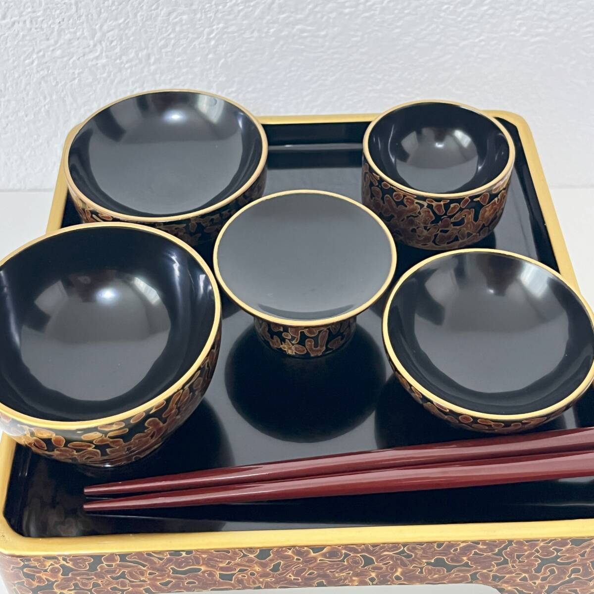 未使用品】木製 会津塗 仏膳堅地碗付 本金釦付 金虫 六号 仏壇、仏具 未使用品】木製 会津塗 仏膳堅地碗付 本金釦付 金虫 六号 仏壇、仏具