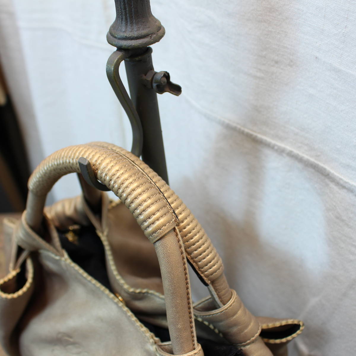 LOEWE NAPPA AIRE ANAGRAM PATTERNED EMBOSSED LEATHER HAND BAG LOEWE NAPPA AIRE ANAGRAM PATTERNED EMBOSSED LEATHER HAND BAG
