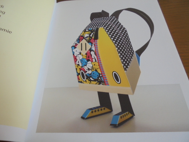 Paypayフリマ 洋書diy Paper Toys 紙で作るおもちゃ 世界中のアーティストがデザイン テンプレート 24ロボット作品 切って 貼って 組み立てる