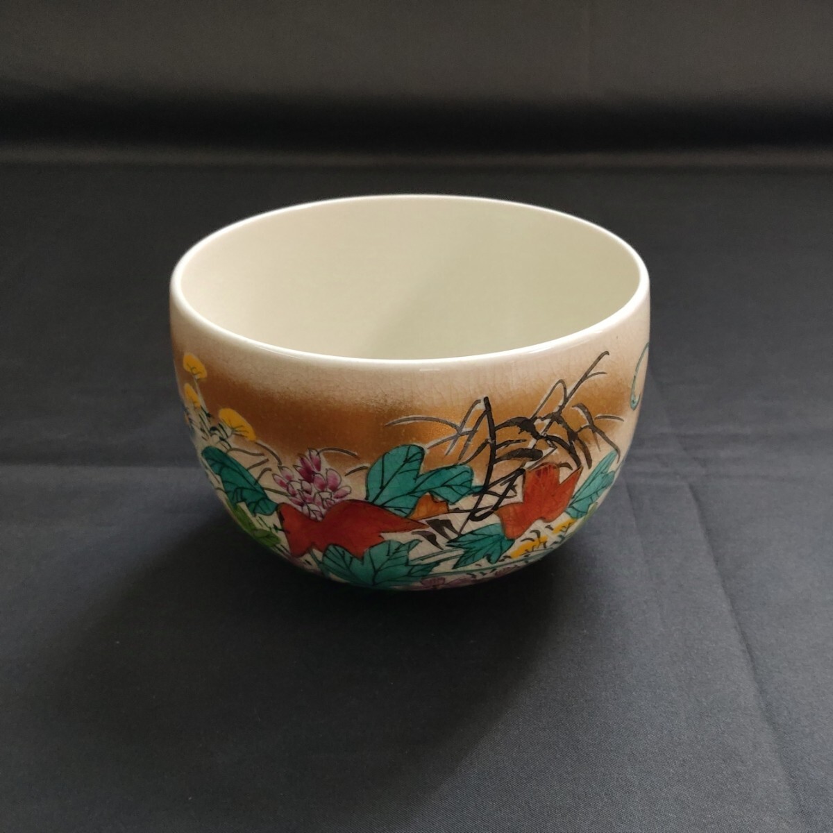 九谷焼 龍山作 抹茶碗 本金秋草花柄 金彩 茶器 茶道具 茶道 貫入 九谷焼 龍山作 抹茶碗 本金秋草花柄 金彩 茶器 茶道具 茶道 貫入