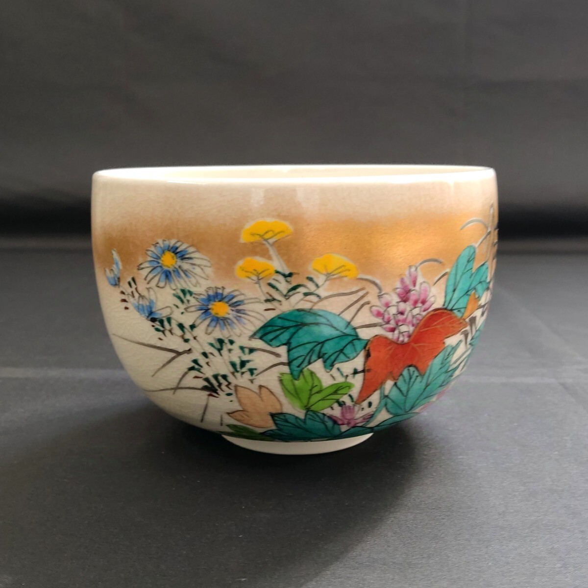 九谷焼 龍山作 抹茶碗 本金秋草花柄 金彩 茶器 茶道具 茶道 貫入 九谷焼 龍山作 抹茶碗 本金秋草花柄 金彩 茶器 茶道具 茶道 貫入