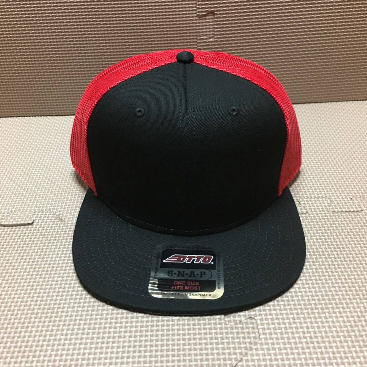 新品未使用 OTTO コットンツイルフラットメッシュキャップのブラックレッド