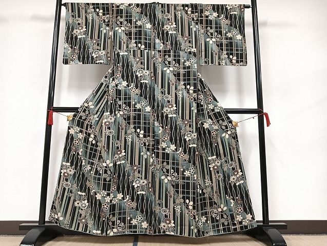 平和屋-こころ店■上質な小紋　枝花文　黒地　正絹　逸品　AAAK5396Bph