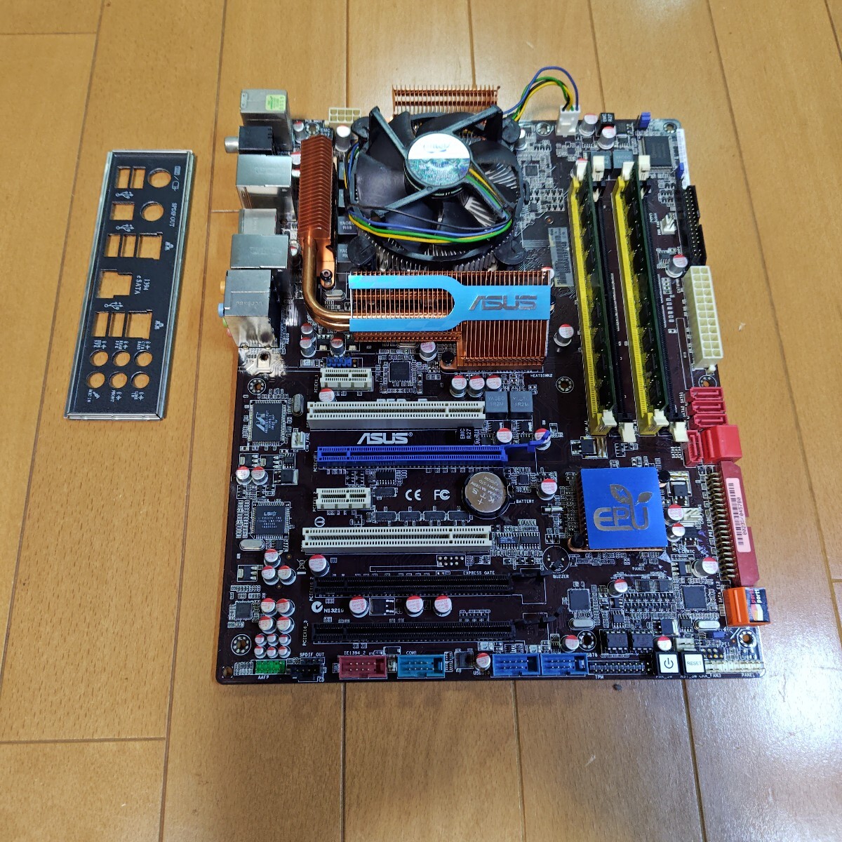 マザーボード ASUS P5QE core2duo E8400　DDR2 800４GB プロセッサ メモリ ファン付き