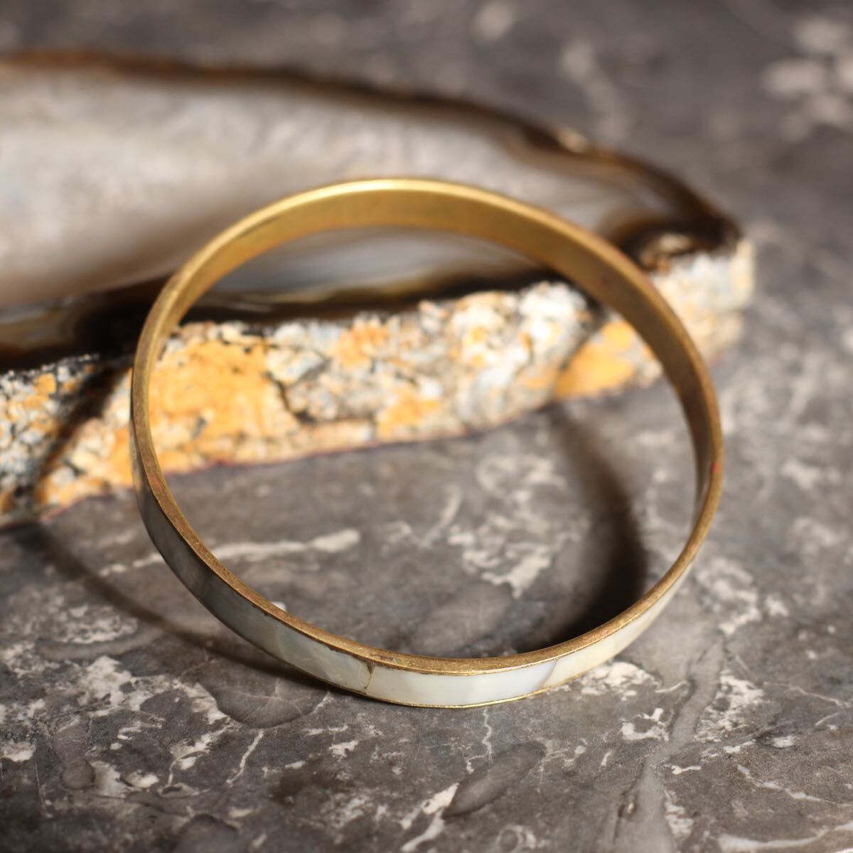 USA VINTAGE SHELL STONE DESIGN METAL BANGLE/アメリカ古着シェルデザインメタルバングル_画像6
