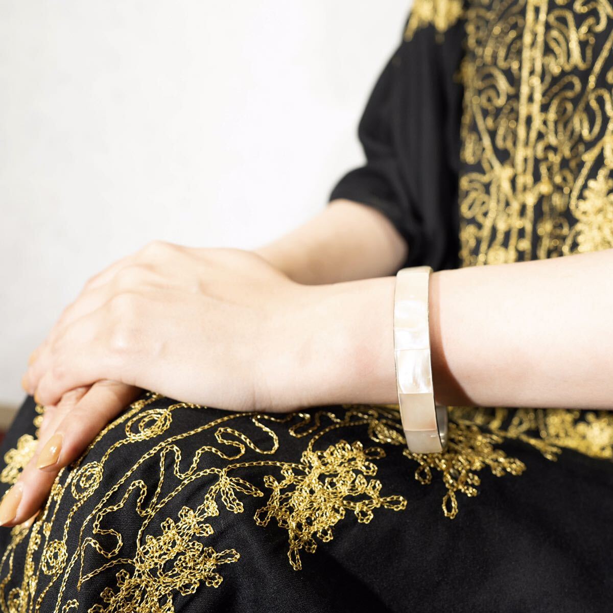 USA VINTAGE SHELL STONE DESIGN METAL BANGLE/アメリカ古着シェルデザインメタルバングル_画像8