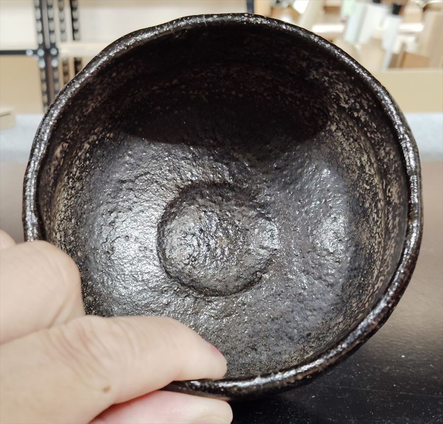 四代楽吉左衛門 一入 黒茶碗 ①挟み跡 ②黒釉から朱色釉変 黒楽