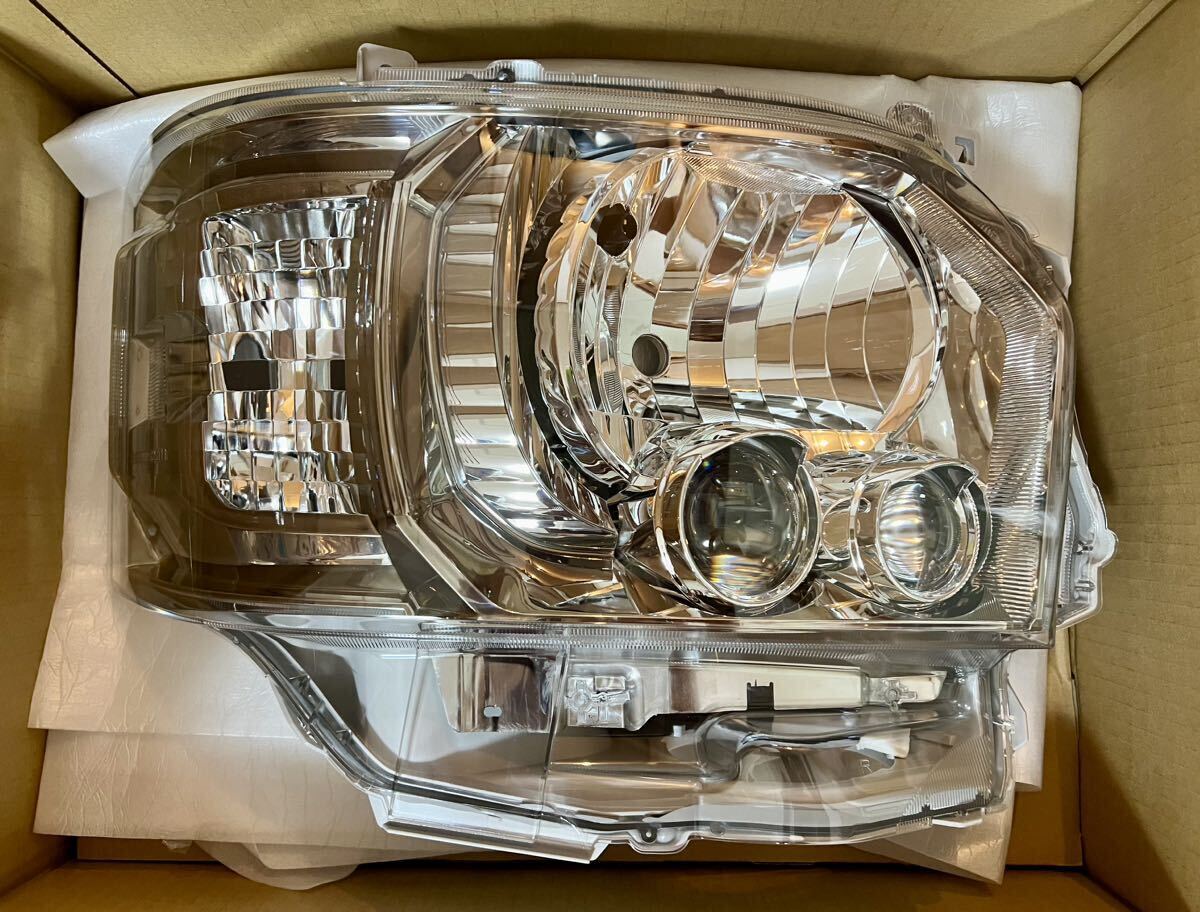 【新品未使用】 【送料無料】 トヨタ 純正 200系 ハイエース ダークプライム LED ヘッドライト 右 右側 運転席側 KOITO 26-137 刻印：A3 