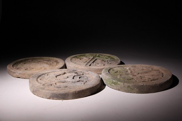 博物館展示品 来歴有 3141 漢時代 漢時代煉瓦四枚 径約16.8cm 検 博物館展示品 来歴有 3141 漢時代 漢時代煉瓦四枚 径約16.8cm 検