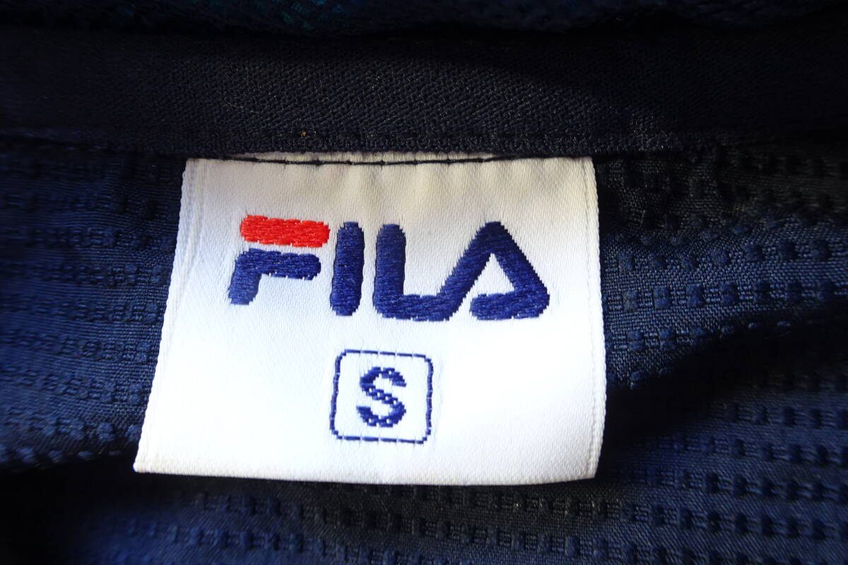FILA/フィラ/ジャンパー/アウター/ナイロン系ポリエステル素材/前ジップ/ギンガムチェック柄/肩ヨーク紺切替/ネイビー/水色/Sサイズ(9/24R)