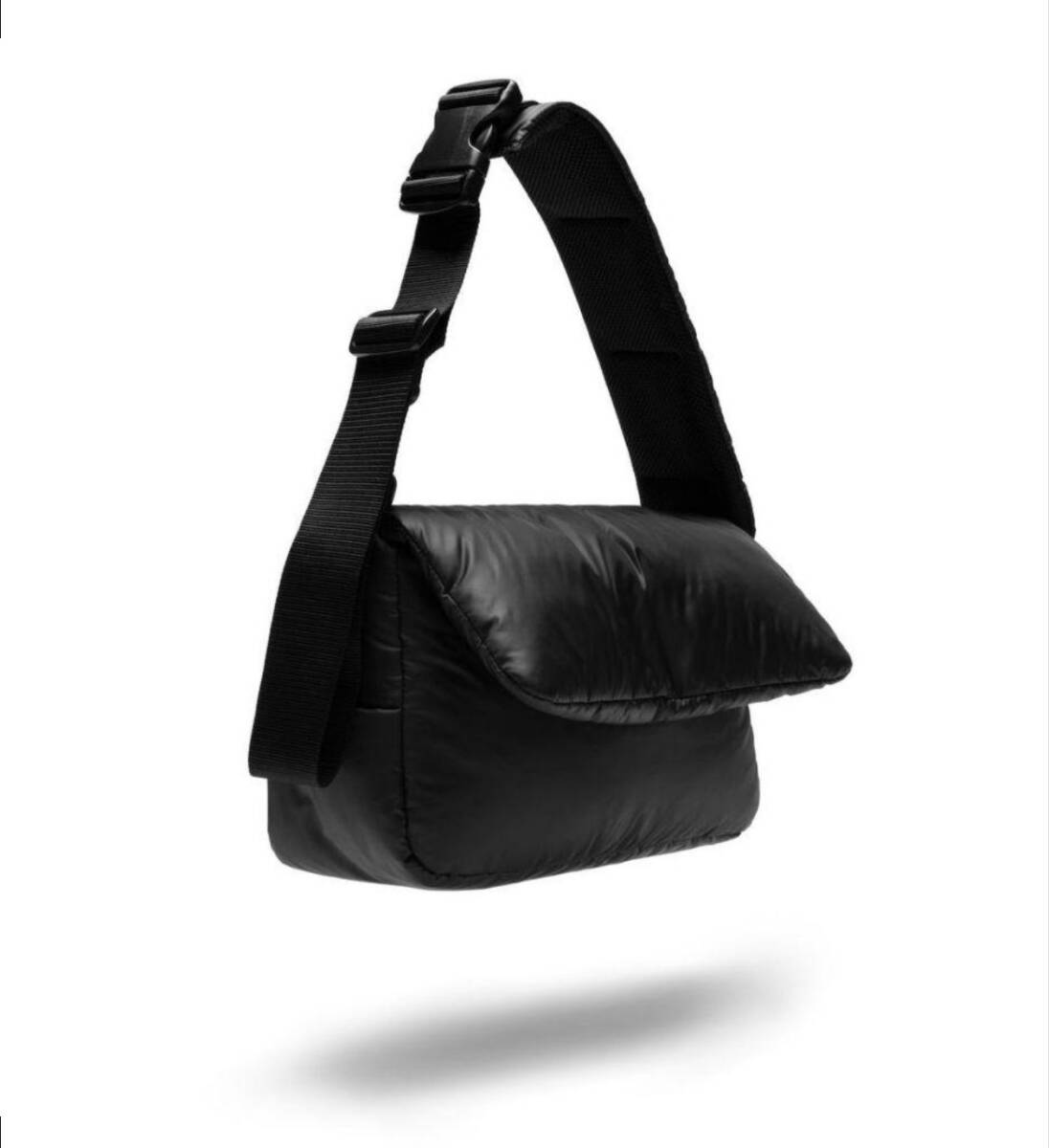 即発送 入手困難 正規 CLESSTE PADDED FLAP HOLIDAY BAG 即発送 入手困難 正規 CLESSTE PADDED FLAP HOLIDAY BAG