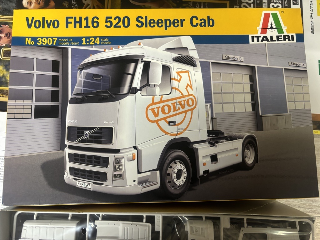ITALERI FH16 520 Sleeper Cab 1/24