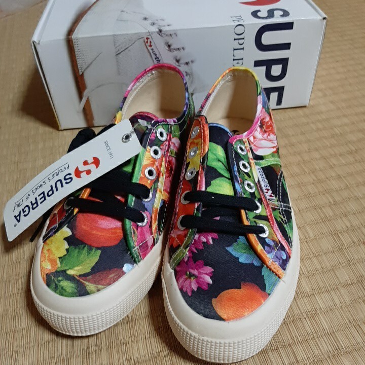 SUPERGA 2750 黒花柄38EURO 7.5インチ フラワー新品未使用自宅保管品スペルガ　スニーカー　COTWFLOWERY BLACKMULT