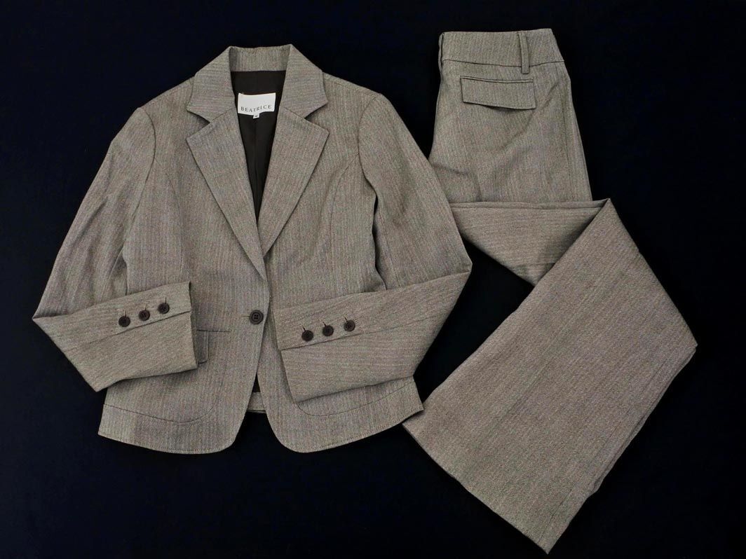 パンツスーツ　接写 