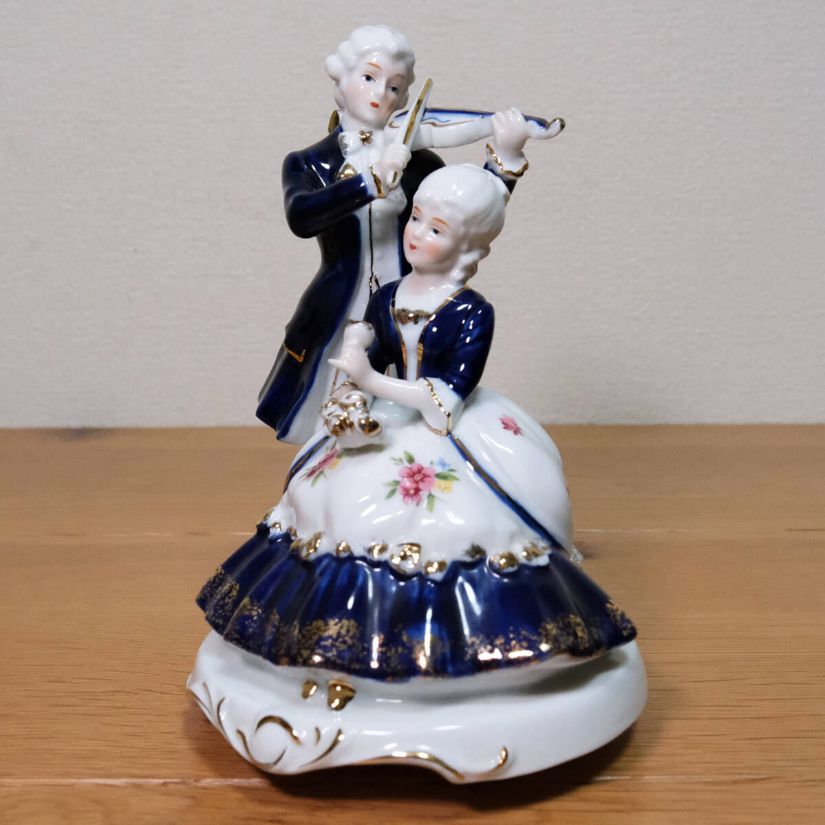陶器製人形 オルゴール 中世 西洋 女性 男性 バイオリン 「愛の 陶器製人形 オルゴール 中世 西洋 女性 男性 バイオリン 「愛の