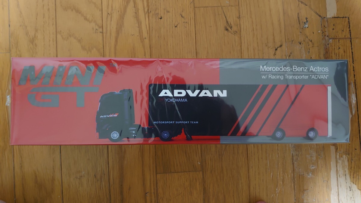 【新作格安出品！】MINI-GT 1/64 メルセデス ベンツ アクターズ w/ レーシングトランスポーター “ADVAN”(右ハンドル) [MGT00741-R]