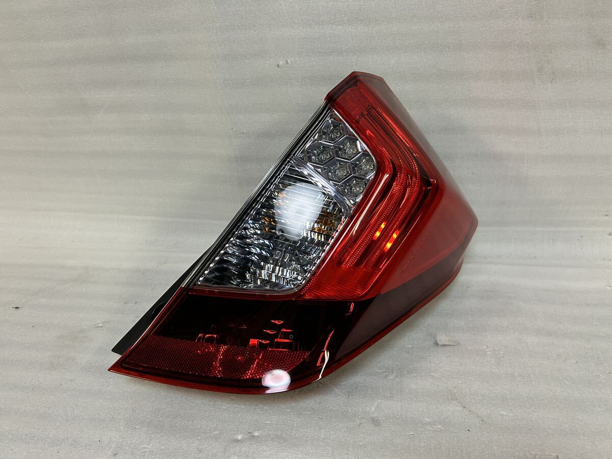 10268 美品 フィット GP5 GP6 ハイブリッド 右テールライト テールランプ STANLEY W1698