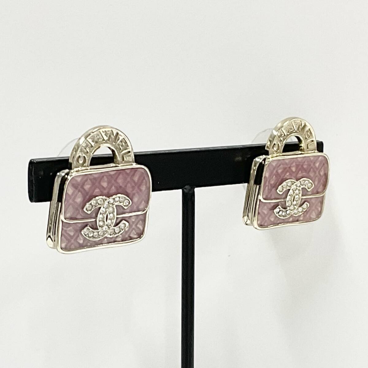 M10469 シャネル ピアス ココマーク ロゴ バッグ マトラッセ M10469 シャネル ピアス ココマーク ロゴ バッグ マトラッセ