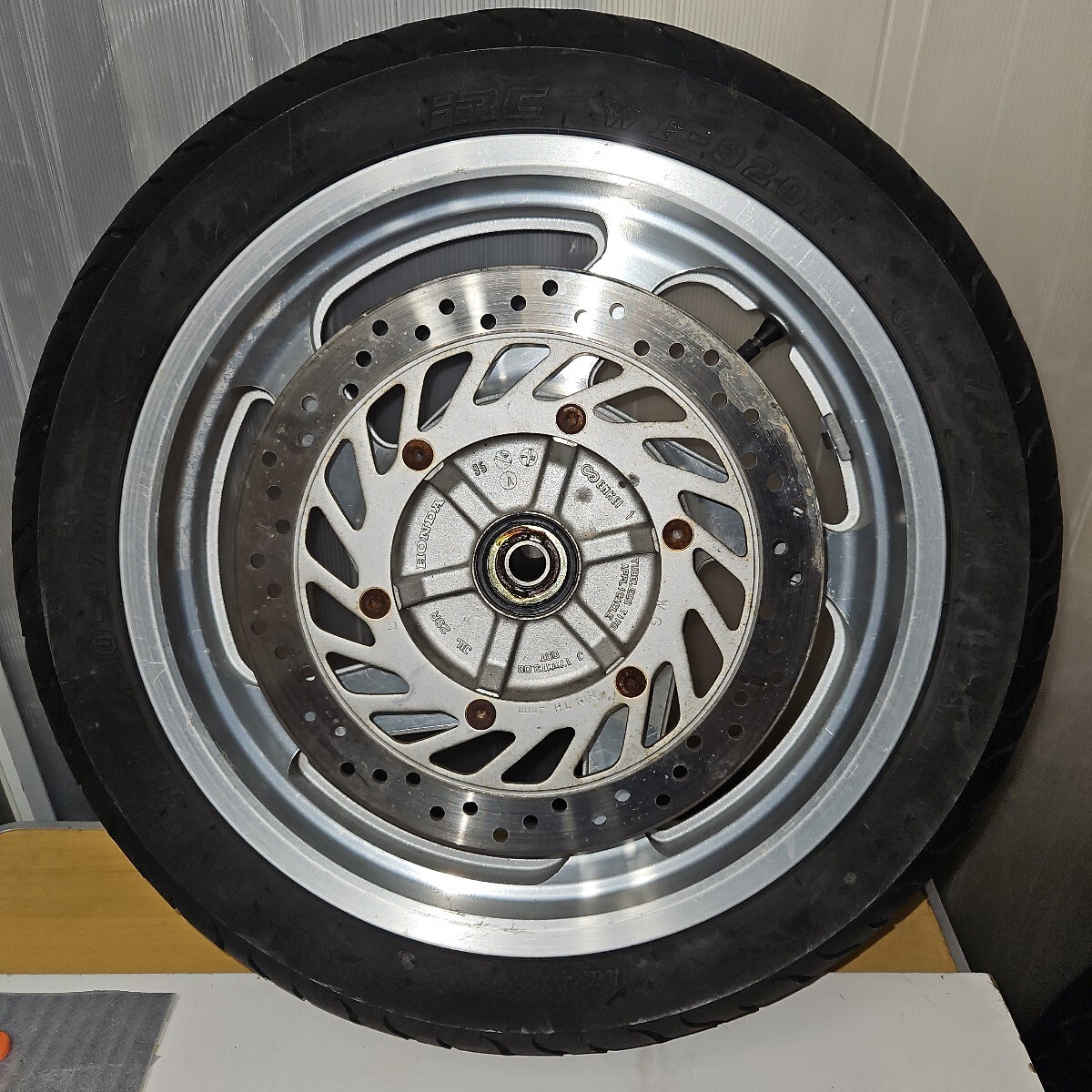ホンダ マグナ250 MC29 純正 フロント ホイール タイヤ 17×3.00 ホンダ マグナ250 MC29 純正 フロント ホイール タイヤ 17×3.00
