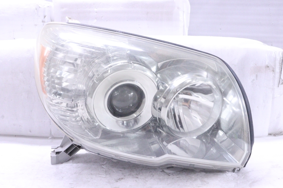 30-2318★【値下】後期 ハロゲン TRN210W ハイラックスサーフ★右ヘッドライト KOITO 35-103 打刻:A スモークメッキ 純正★トヨタ (UK)