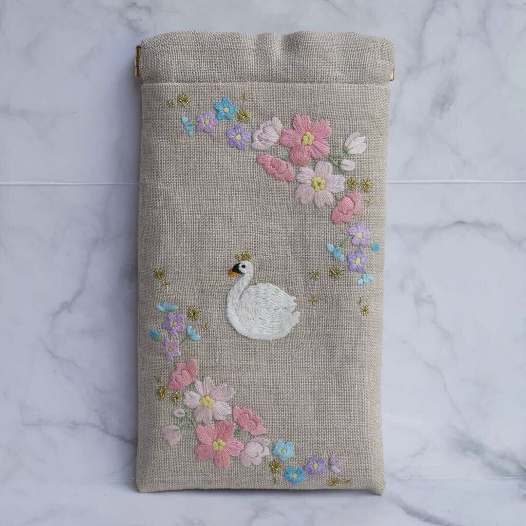 『スワンと花」花柄・手刺繍・ハンドメイド・バネ口金メガネケース・ペンケース・リンネ