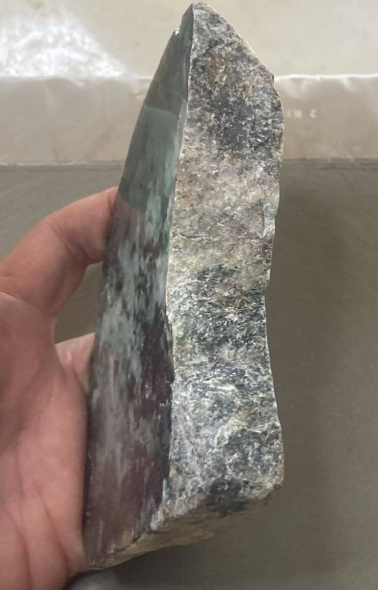 ミャンマー産大きな天然本翡翠原石725g2面カット内1面のみ磨き ミャンマー産大きな天然本翡翠原石725g2面カット内1面のみ磨き