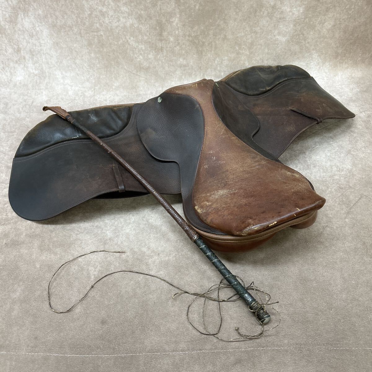 中古 乗馬 鞍 CROSBY ENGLAND 練習用 馬具 鞭 セット 本革 中古 乗馬 鞍 CROSBY ENGLAND 練習用 馬具 鞭 セット 本革