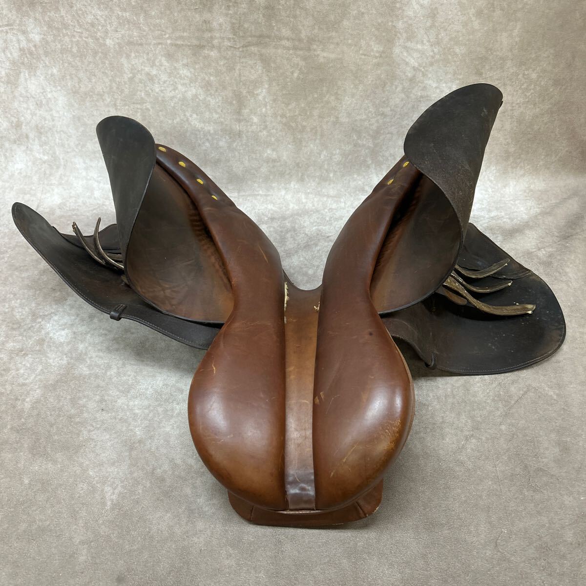 中古 乗馬 鞍 CROSBY ENGLAND 練習用 馬具 鞭 セット 本革 中古 乗馬 鞍 CROSBY ENGLAND 練習用 馬具 鞭 セット 本革