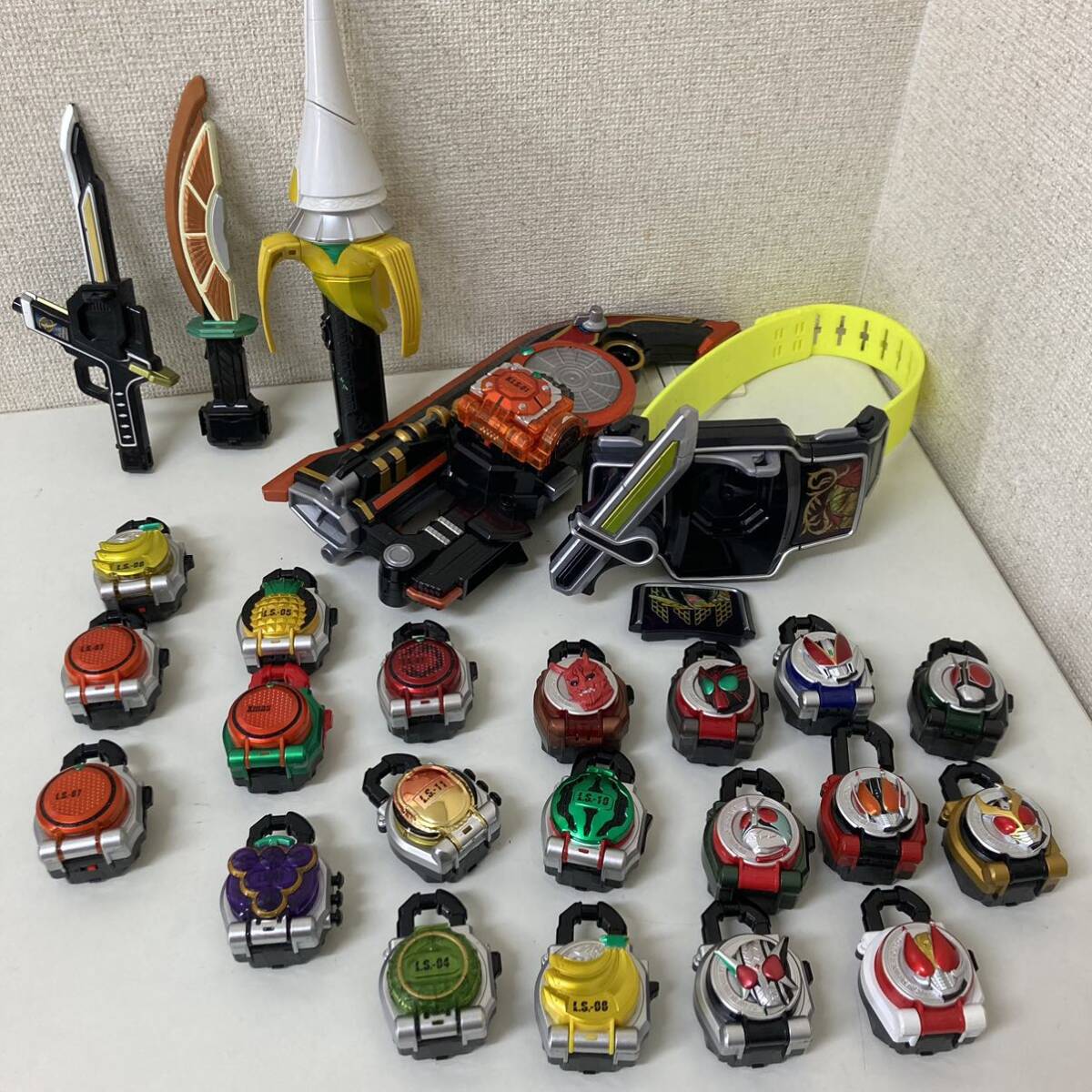 9-165 仮面ライダー鎧武 ガイム 変身ベルト DX戦極ドライバー 9-165 仮面ライダー鎧武 ガイム 変身ベルト DX戦極ドライバー