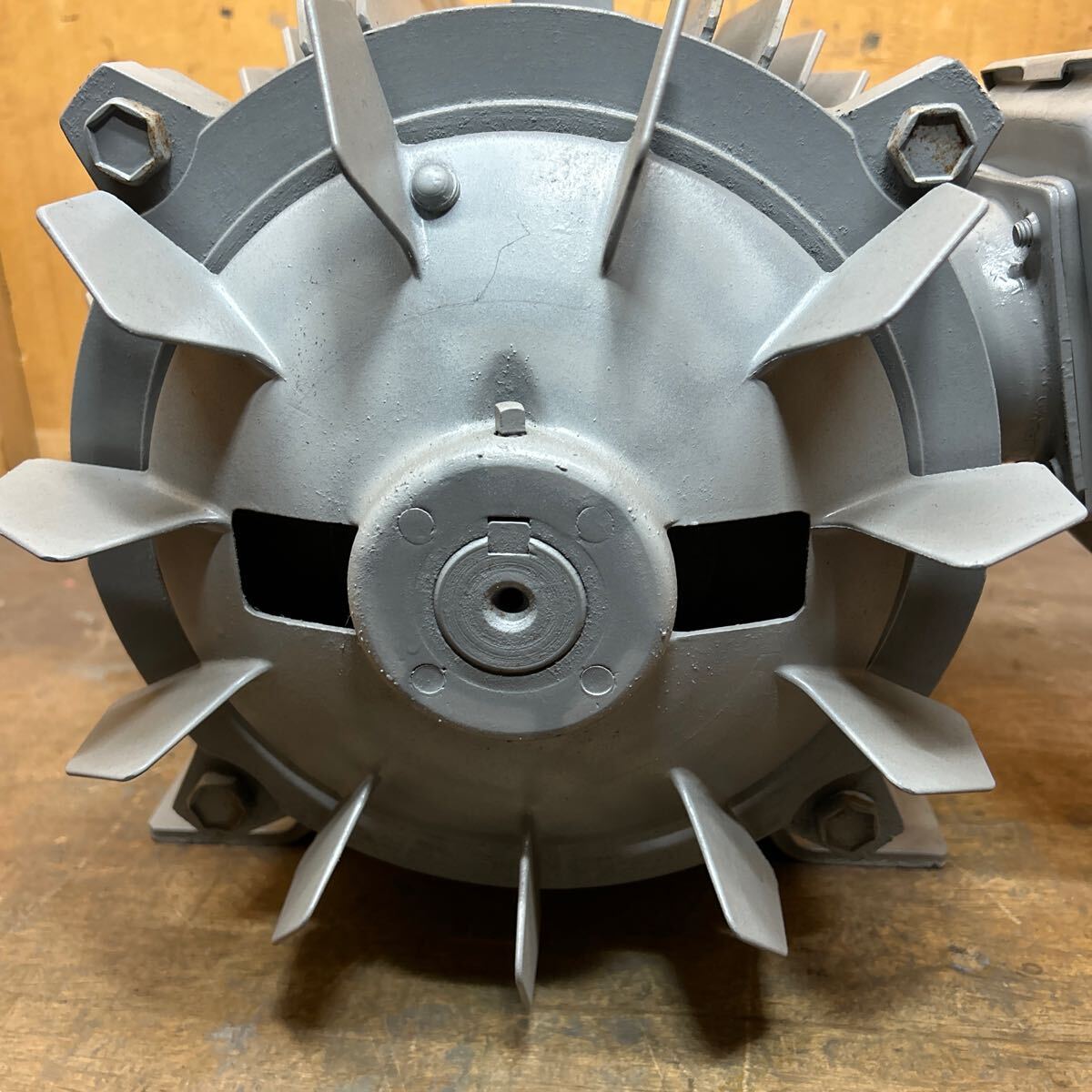 送料別 三菱全閉モーター三相400v11kw4pシャフト42mmキー幅12mm 送料別 三菱全閉モーター三相400v11kw4pシャフト42mmキー幅12mm