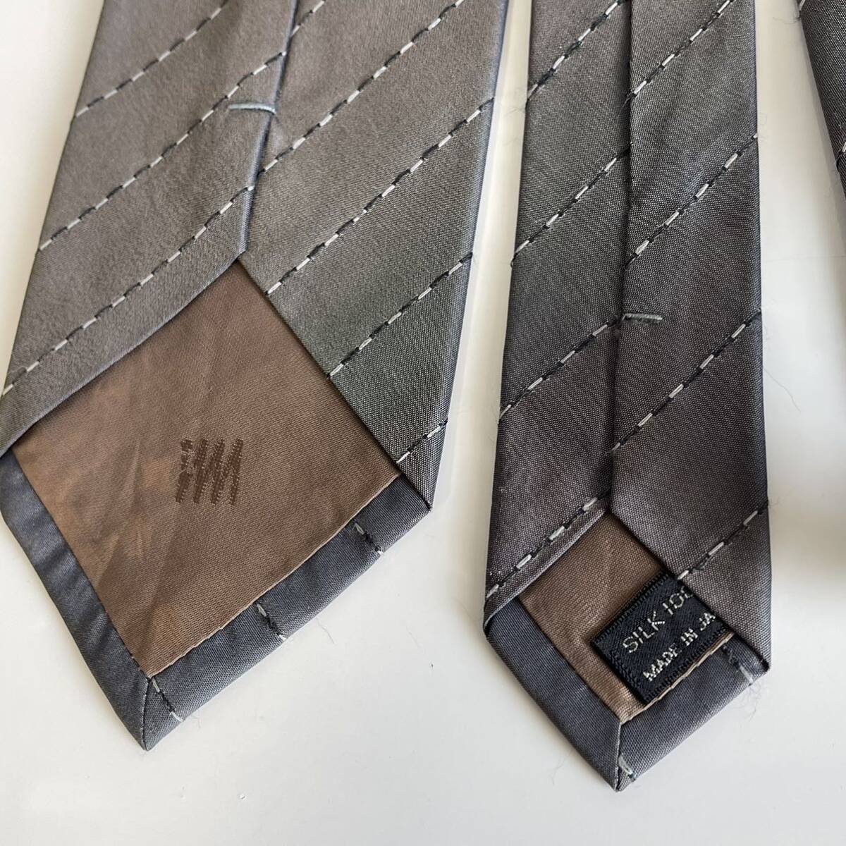  Issey Miyake (ISSEY MIYAKE) dark gray stripe necktie 