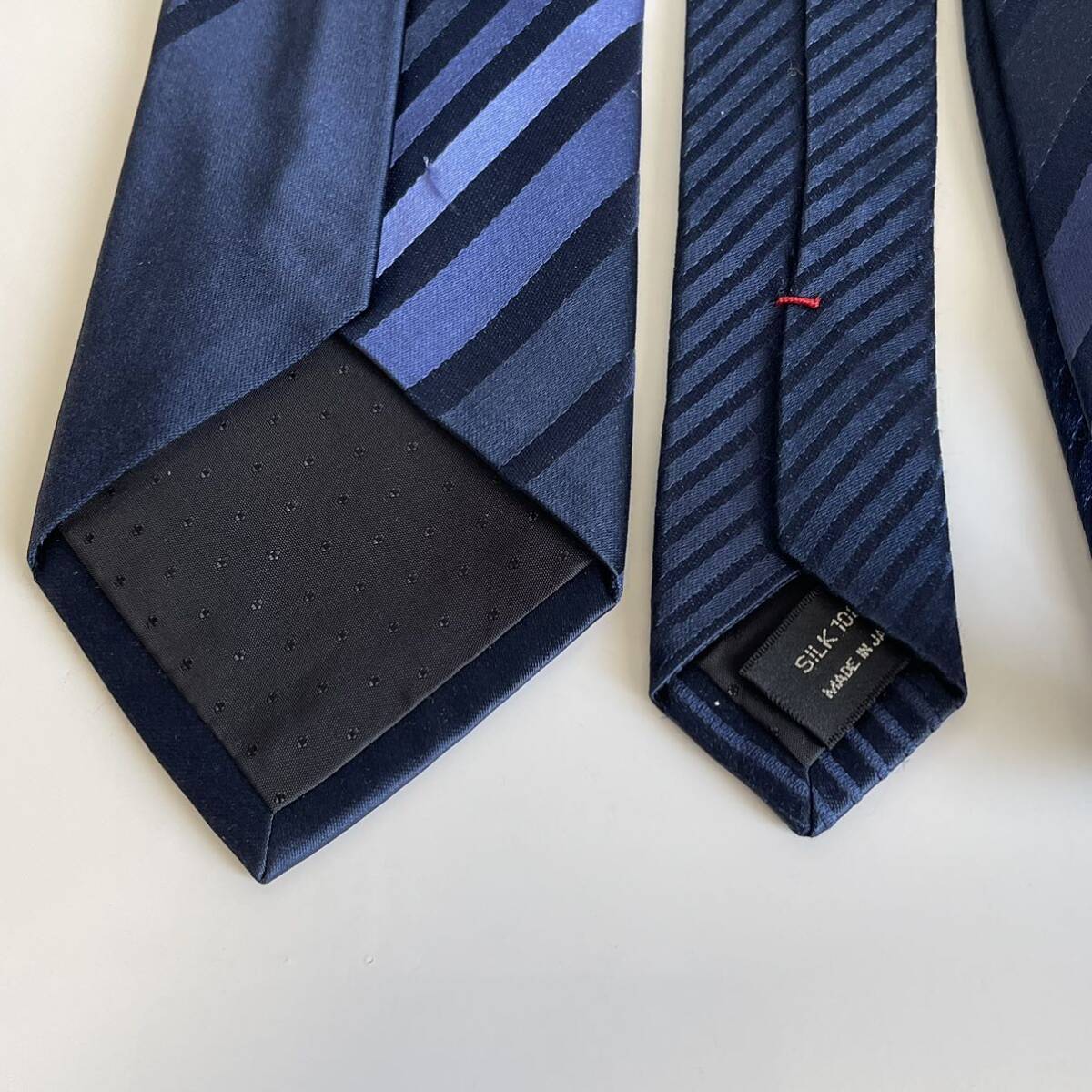 DKNY ( Donna Karan New York ) dark navy stripe necktie 