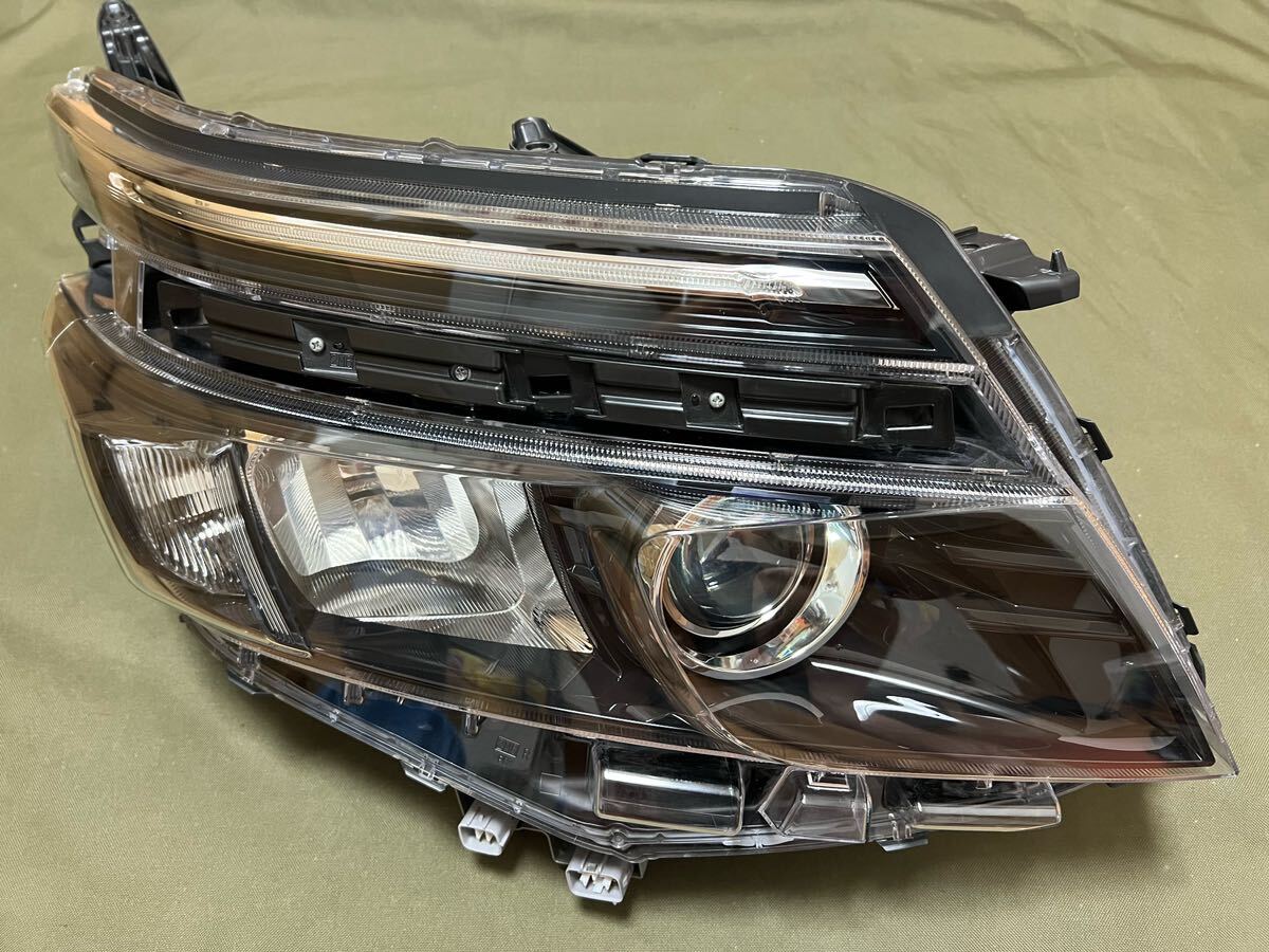 トヨタ車名:ヴォクシー 80系 商品名:右ヘッドランプユニット トヨタ車名:ヴォクシー 80系 商品名:右ヘッドランプユニット